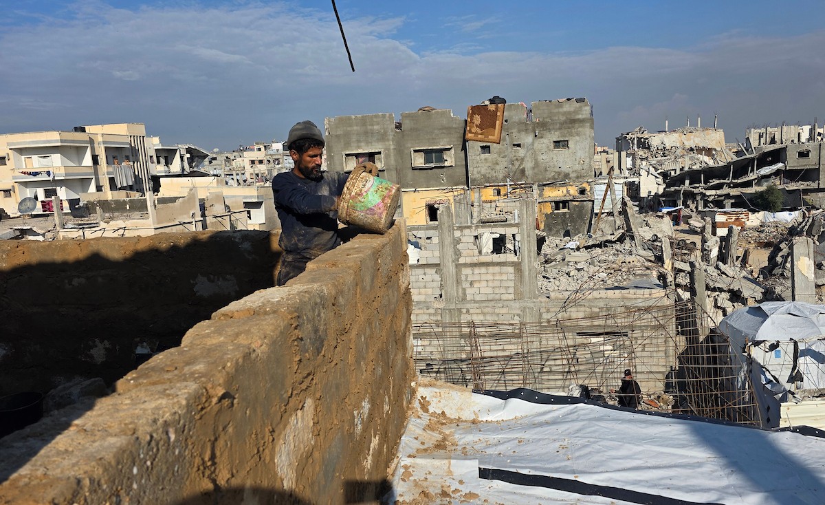 يبني الفلسطينيون بيوتًا طينية في خان يونس جنوب قطاع غزة، مستخدمين أدوات وأساليب بدائية في محاولة لتوفير مأوى آمن لأنفسهم من برد الشتاء القارس