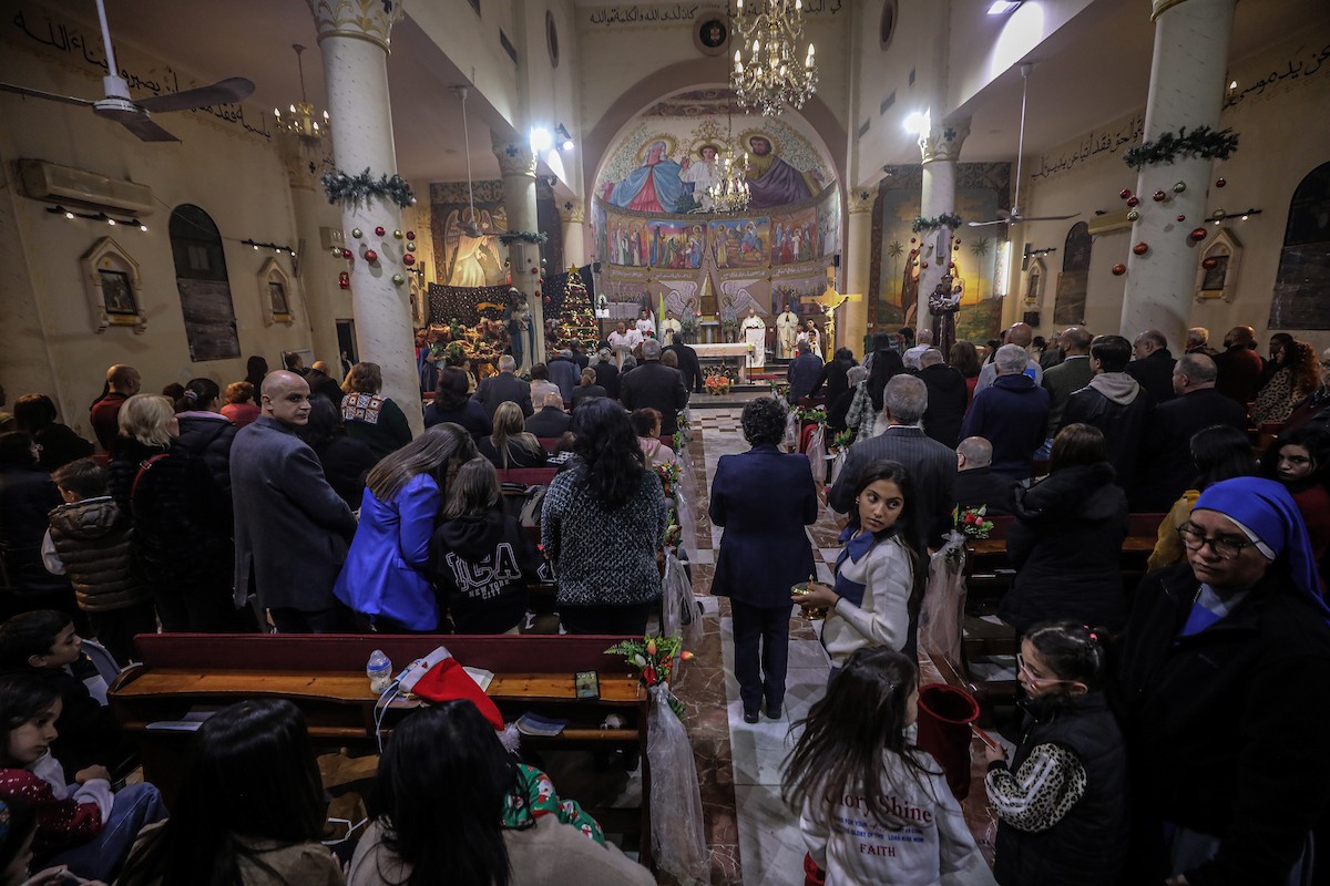مسيحيون فلسطينيون يحضرون قداس عيد الميلاد في الدير اللاتيني بمدينة غزة في 24 ديسمبر/كانون الأول 2025. صورة: عمر أشتوي