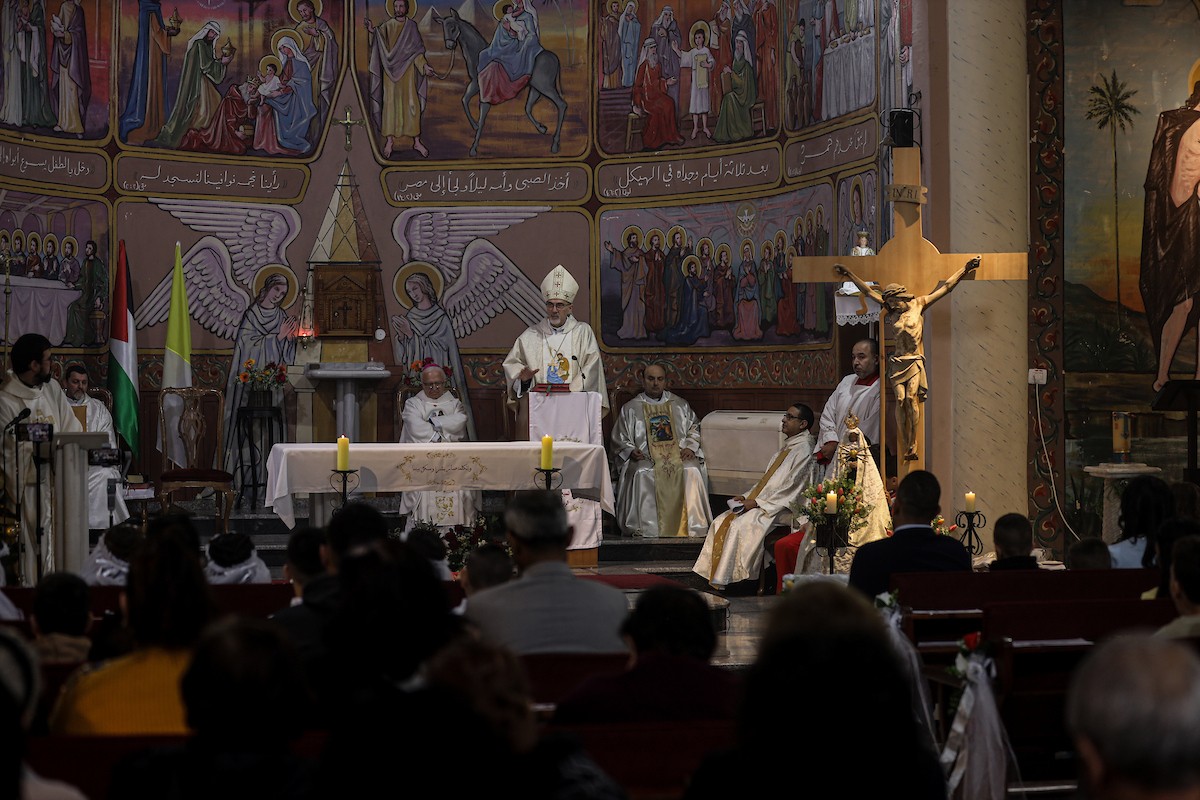 بطريرك اللاتين في القدس الكاردينال بييرباتيستا بيتسابالا يترأس قداس عيد الميلاد في غزة يوم الأحد 21 ديسمبر/كانون الأول 2025.تصوير: عمر أشتوي