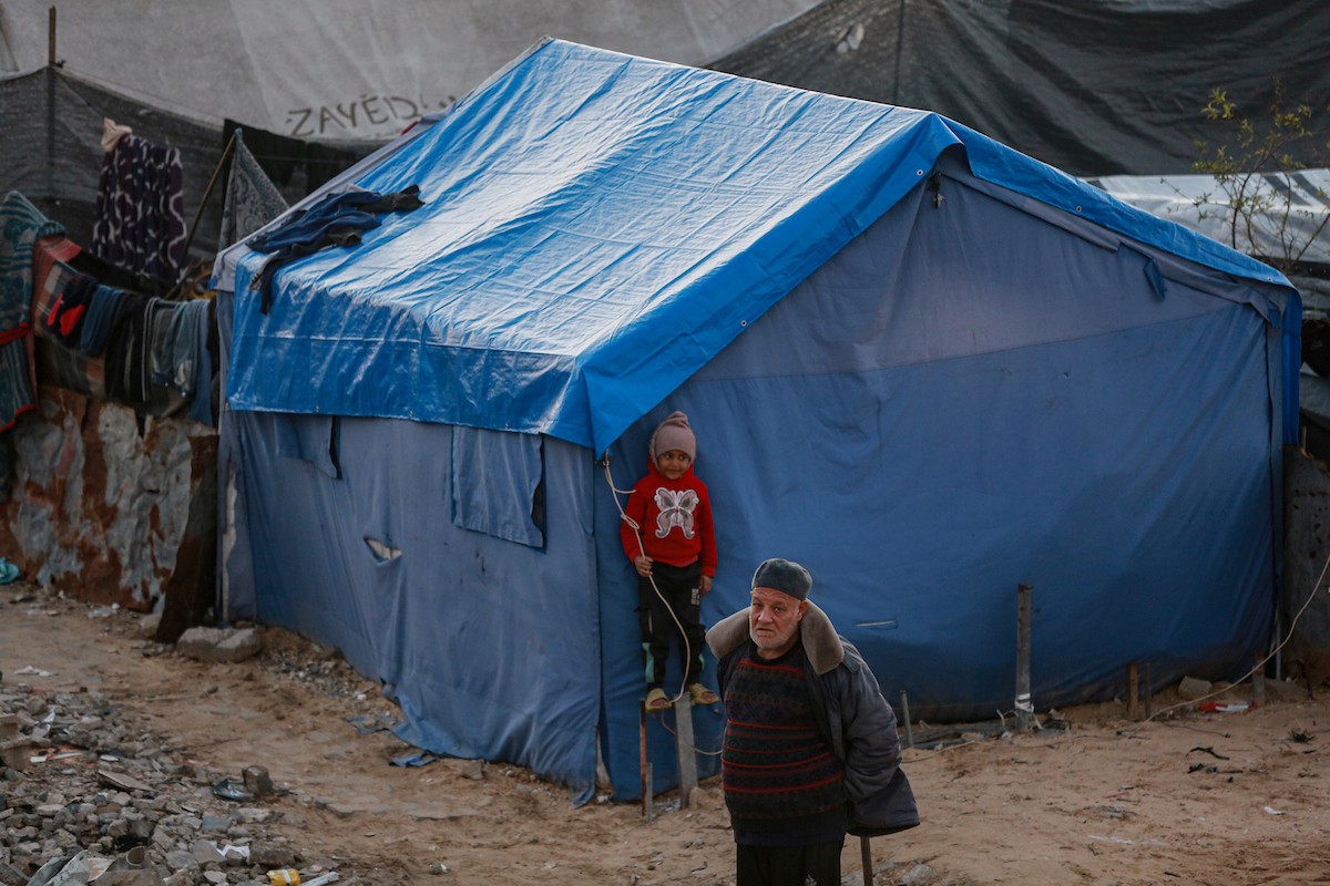 يحاول الفلسطينيون الحفاظ على حياتهم اليومية في مبانٍ مدمرة جزئيًا بعد أن غمرت الأمطار الغزيرة الخيام التي تؤوي نازحين في جباليا، شمال قطاع غزة، في 14 ديسمبر/كانون الأول 2025. صور: عمر أشتوي