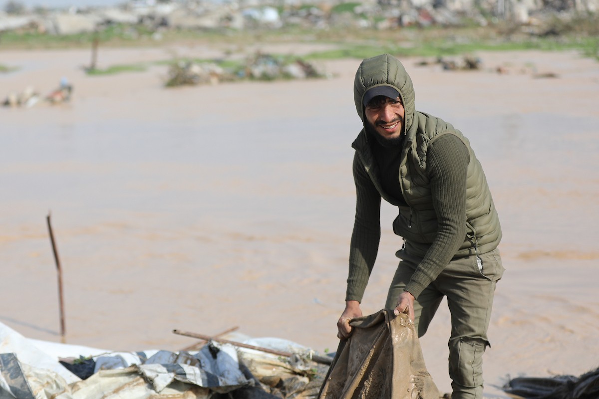 فتح الجيش الإسرائيلي مجرى وادي غزة، مما أدى إلى ارتفاع منسوب المياه إلى مستوى الجسر. وقد فاقم هذا الوضع معاناة العائلات النازحة التي كانت تقيم في خيام بالمنطقة بعد أن فاض الوادي وجرف خيامها، 29 ديسمبر/كانون الأول 2025. صورة: رمزي أبو عامر