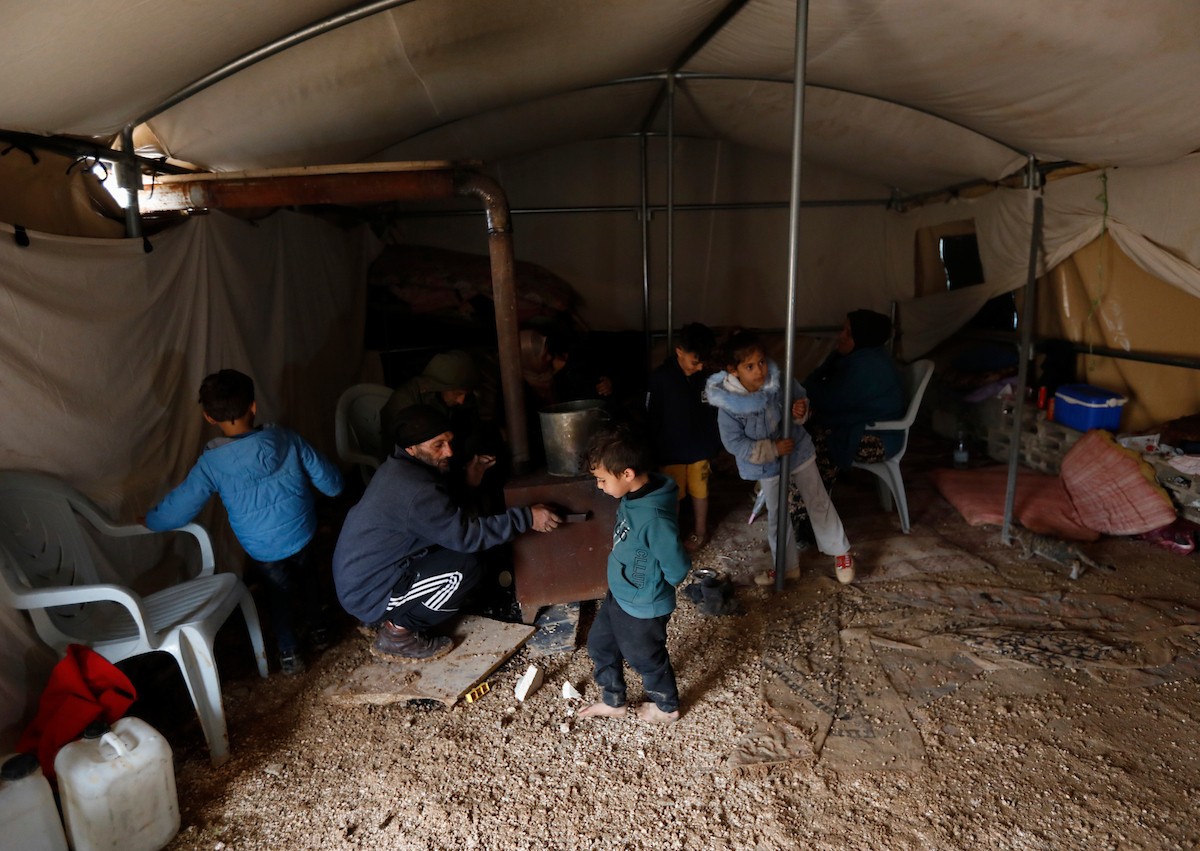 مياه الأمطار تغمر خيمة عائلة حرب التي أقامتها على أنقاض منزلهم الذي هدمه الجيش الإسرائيلي في 9 ديسمبر، في منطقة خلات الفرا، غرب يطا، جنوب الخليل، 29 ديسمبر/كانون الأول 2025. تصوير: مأمون وزواز