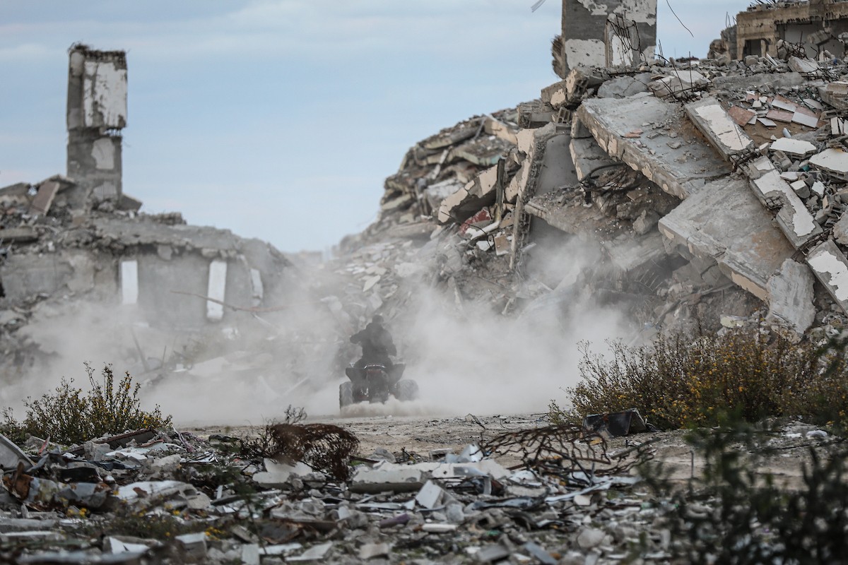 شبان فلسطينيون يركبون الدراجات النارية على الكثبان الرملية في بلدة الزهراء، بعد انقطاع دام عامين عن هذه الرياضة بسبب الحرب واحتلال الجيش الإسرائيلي للمنطقة المعروفة سابقا بمحور