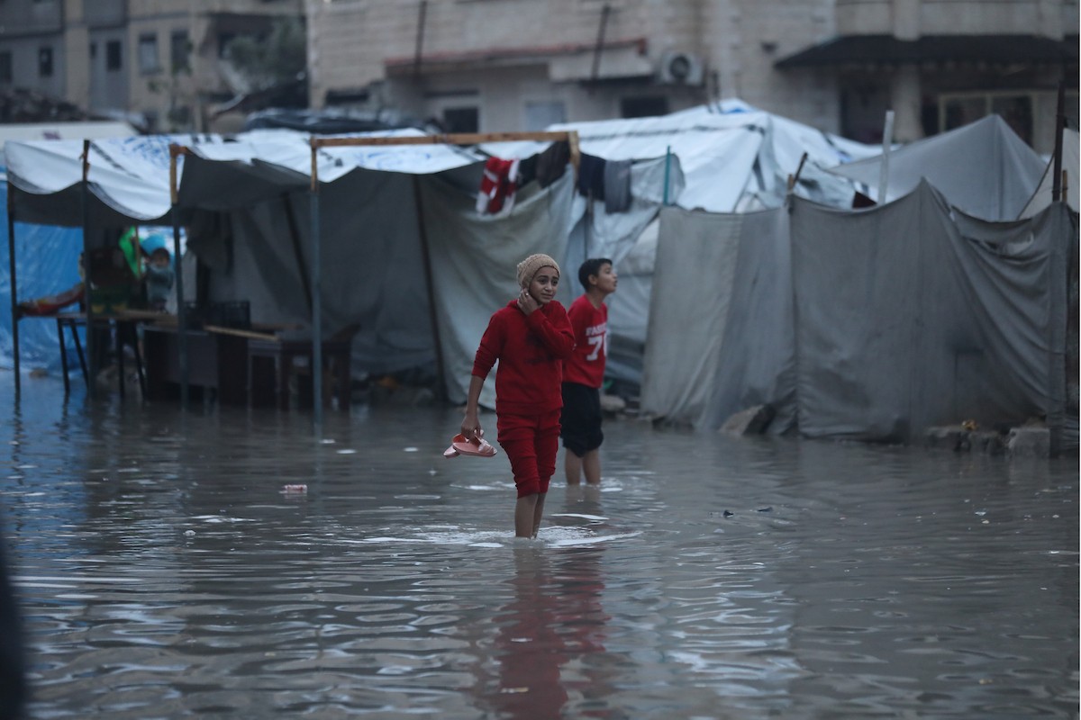 النازحون الفلسطينيون يواجهون برداً قارساً في الخيام بمدينة غزة، 15 ديسمبر/كانون الأول 2025. تصوير: عمر أشتوي