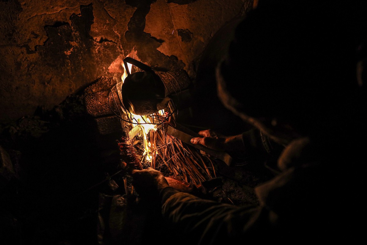 عائلات نازحة تتجمع حول النار للتدفئة في مدينة غزة في ظل الأجواء الباردة، 30 ديسمبر/كانون الأول 2025. تصوير: عمر أشتوي