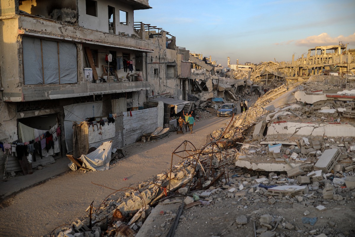 يواصل الفلسطينيون النازحون حياتهم اليومية في ظل ظروف صعبة داخل خيام النزوح المنتشرة وسط الدمار في حي الزيتون، جنوب شرق مدينة غزة، في 9 ديسمبر/كانون الأول 2025. تصوير: عمر أشتوي