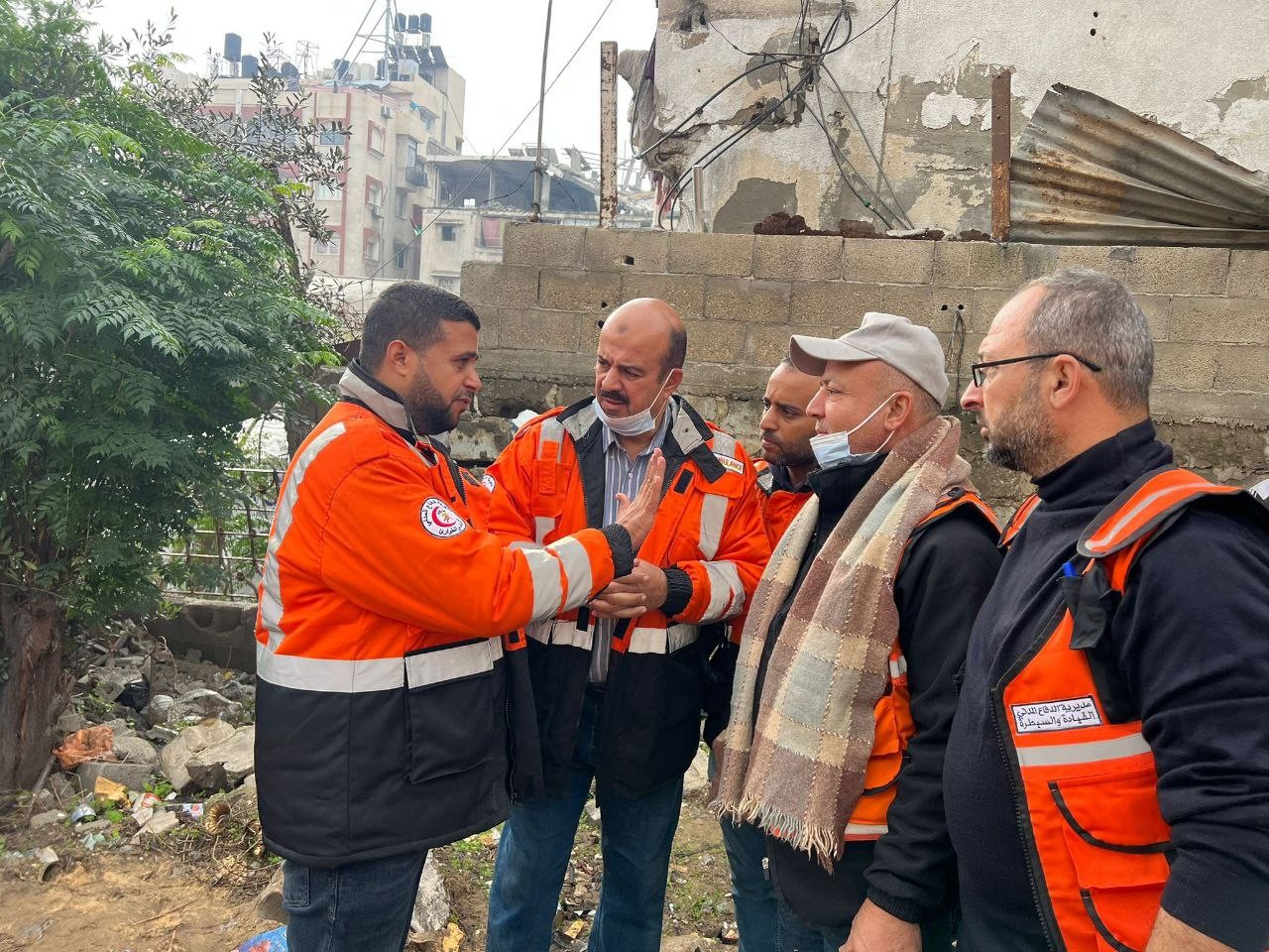 طواقم الدفاع المدني 1.jpg