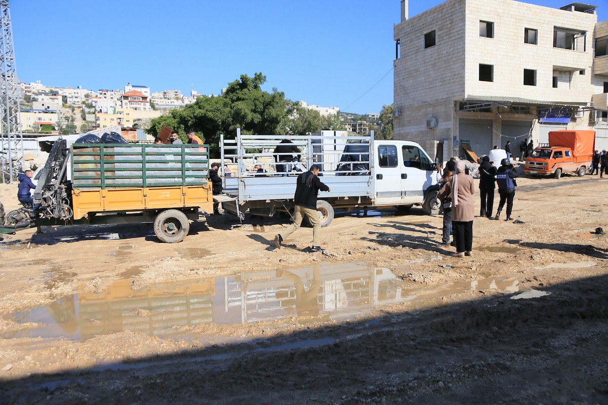 فلسطينيون يحملون أمتعتهم بعد إجبارهم على مغادرة منازلهم على يد القوات الإسرائيلية خلال مداهمة مخيم نور شمس للاجئين في طولكرم، بالضفة الغربية المحتلة، في 17 ديسمبركانون الأول 2025. صورة محمد ناصر