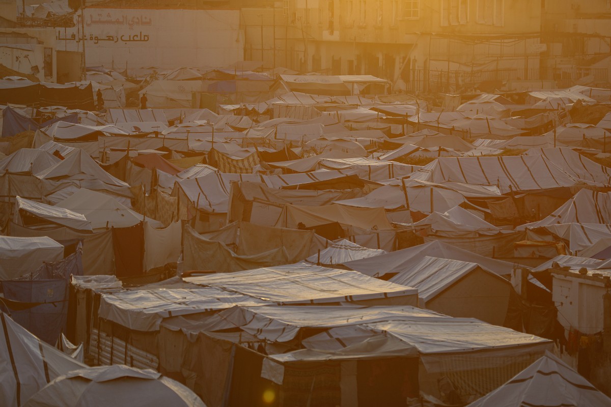 يواصل الفلسطينيون حياتهم اليومية في ظل ظروف صعبة في مدارس الأونروا بمدينة غزة في الأول من ديسمبر/كانون الأول 2025