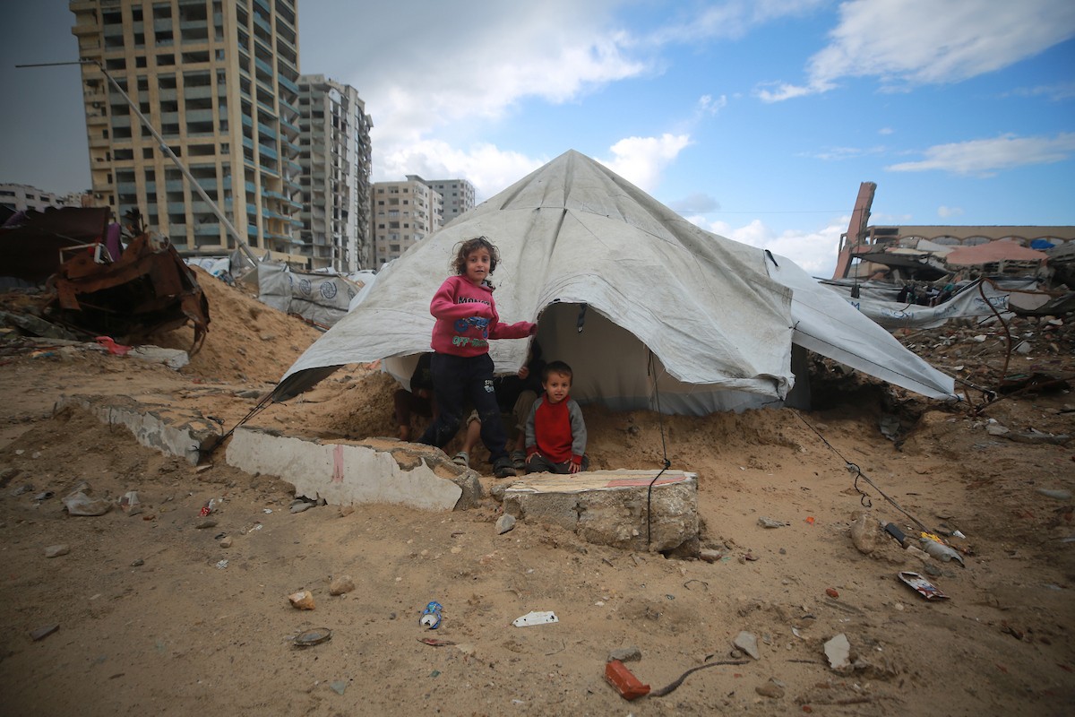 تعيش عائلات فلسطينية نازحة في خيام مهترئة غرب مدينة غزة، 28 ديسمبر/كانون الأول 2025. تصوير: عمر أشتوي