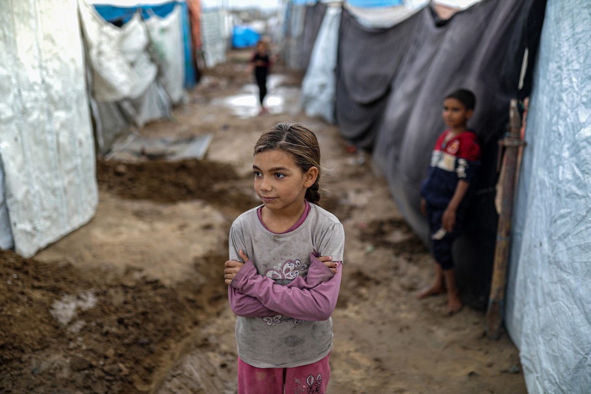 يُعاني النازحون الفلسطينيون من الفيضانات التي اجتاحت خيامهم إثر هطول أمطار غزيرة في غزة، 11 ديسمبر/كانون الأول 2025.
