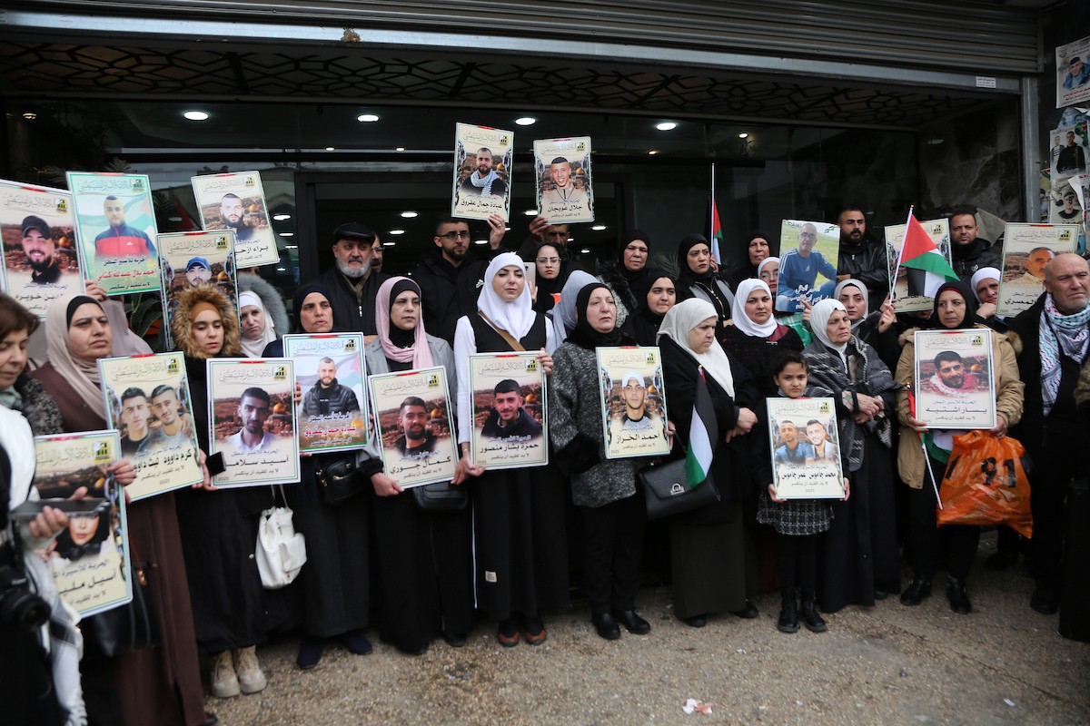 وقفة احتجاجية في نابلس تطالب بالإفراج الأسرى وعدم المساس برواتبهم، 30 ديسمبر/كانون الأول 2025. تصوير: محمد ناصر