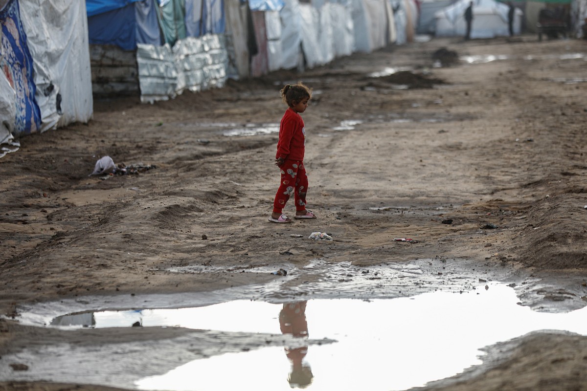 يُعاني النازحون الفلسطينيون من الفيضانات التي اجتاحت خيامهم إثر هطول أمطار غزيرة في غزة، 11 ديسمبر/كانون الأول 2025.