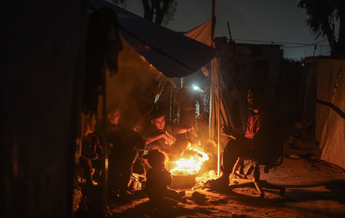 يعيش الفلسطينيون حياتهم اليومية الصعبة ليلاً في خيام نصبت في شوارع مدينة غزة، 5 ديسمبر/كانون الأول 2025.تصوير: عمر أشتوي