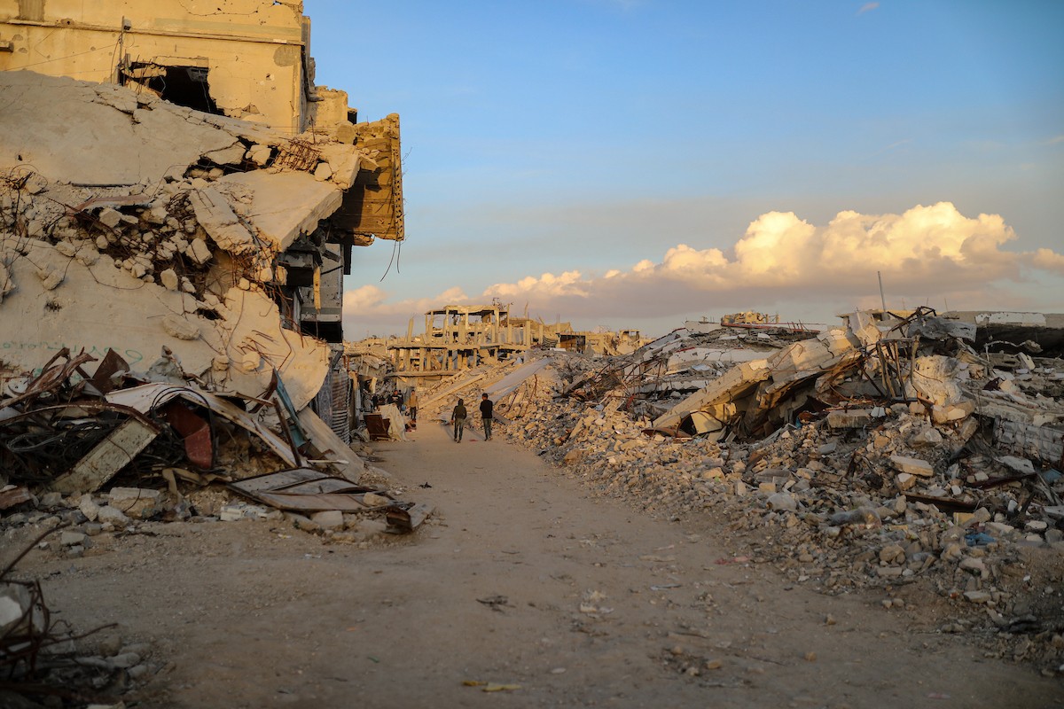 يواصل الفلسطينيون النازحون حياتهم اليومية في ظل ظروف صعبة داخل خيام النزوح المنتشرة وسط الدمار في حي الزيتون، جنوب شرق مدينة غزة، في 9 ديسمبر/كانون الأول 2025. تصوير: عمر أشتوي