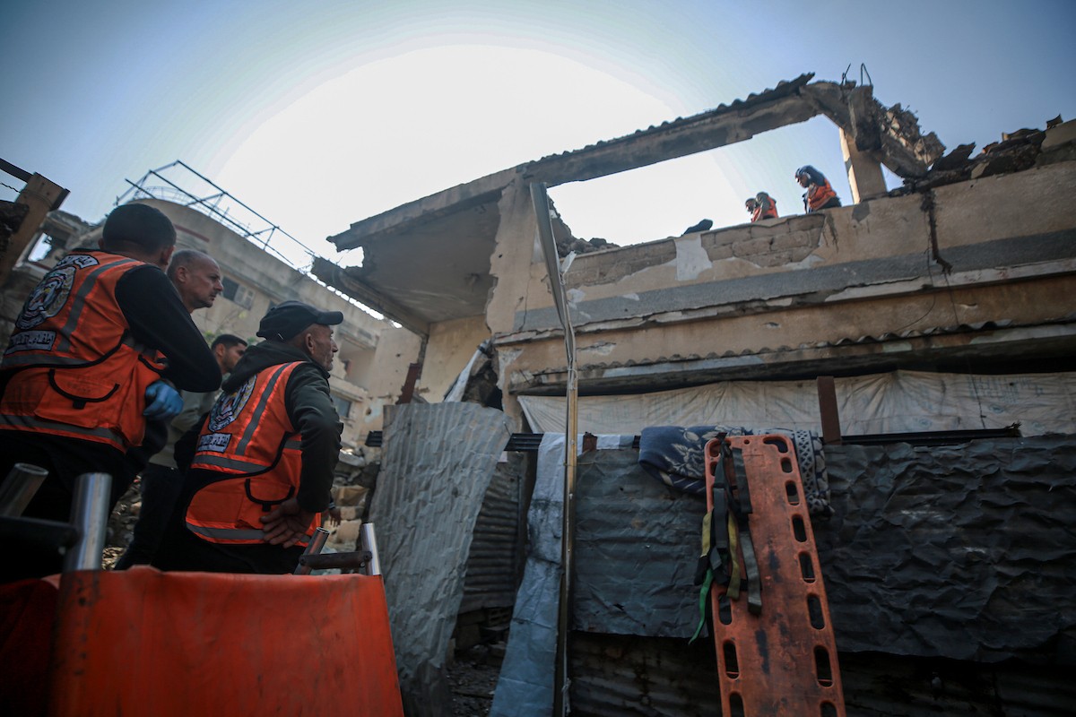 عمليات بحث وإنقاذ في مبنى سكني انهار في مخيم الشاطئ، مدينة غزة، 16 ديسمبر/كانون الأول 2025. صورة: عمر أشتوي