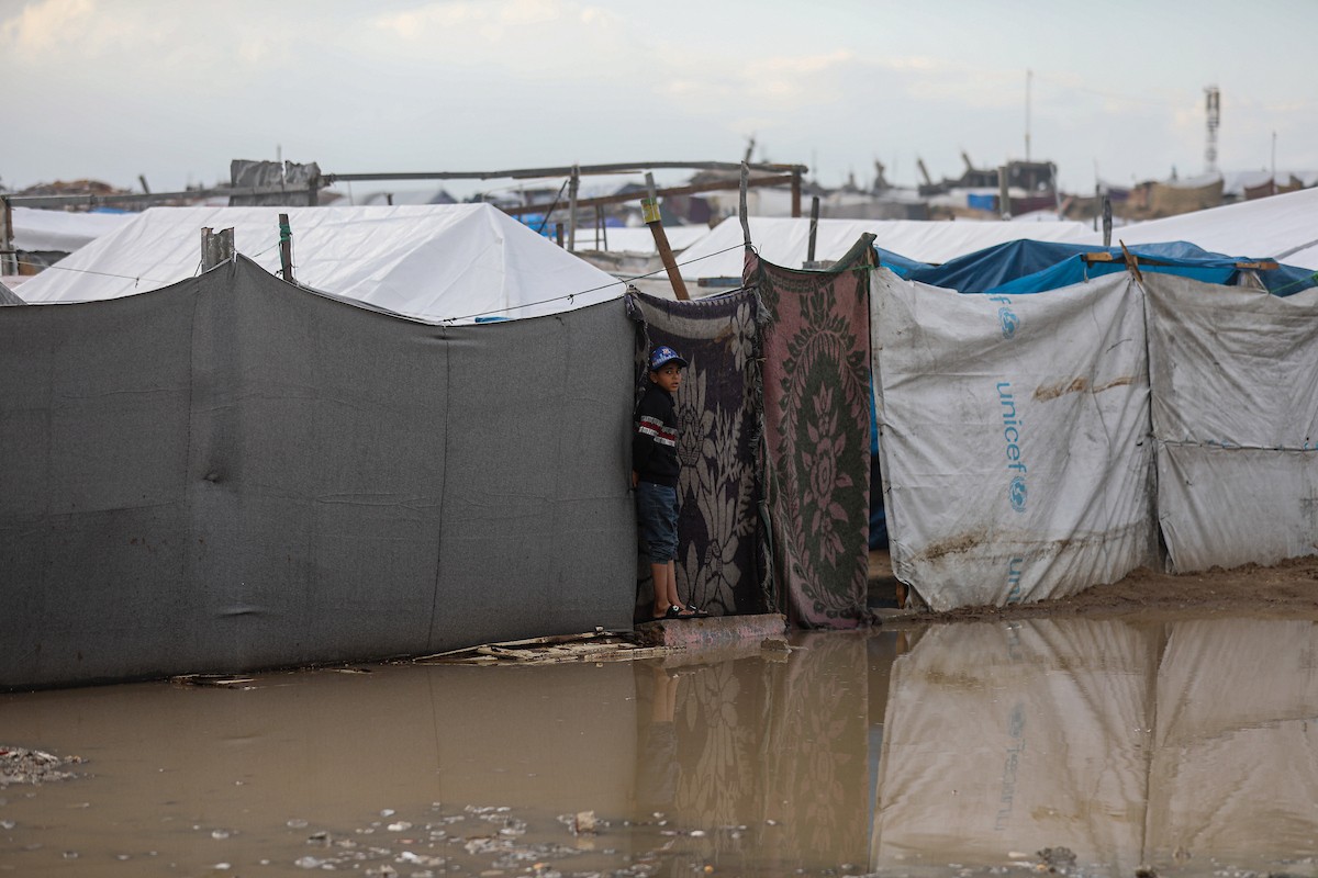 يُعاني النازحون الفلسطينيون من الفيضانات التي اجتاحت خيامهم إثر هطول أمطار غزيرة في غزة، 11 ديسمبر/كانون الأول 2025.