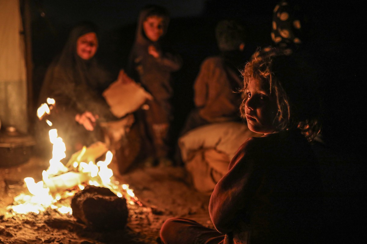 يعيش الفلسطينيون حياتهم اليومية الصعبة ليلاً في خيام نصبت في شوارع مدينة غزة، 5 ديسمبر/كانون الأول 2025.تصوير: عمر أشتوي