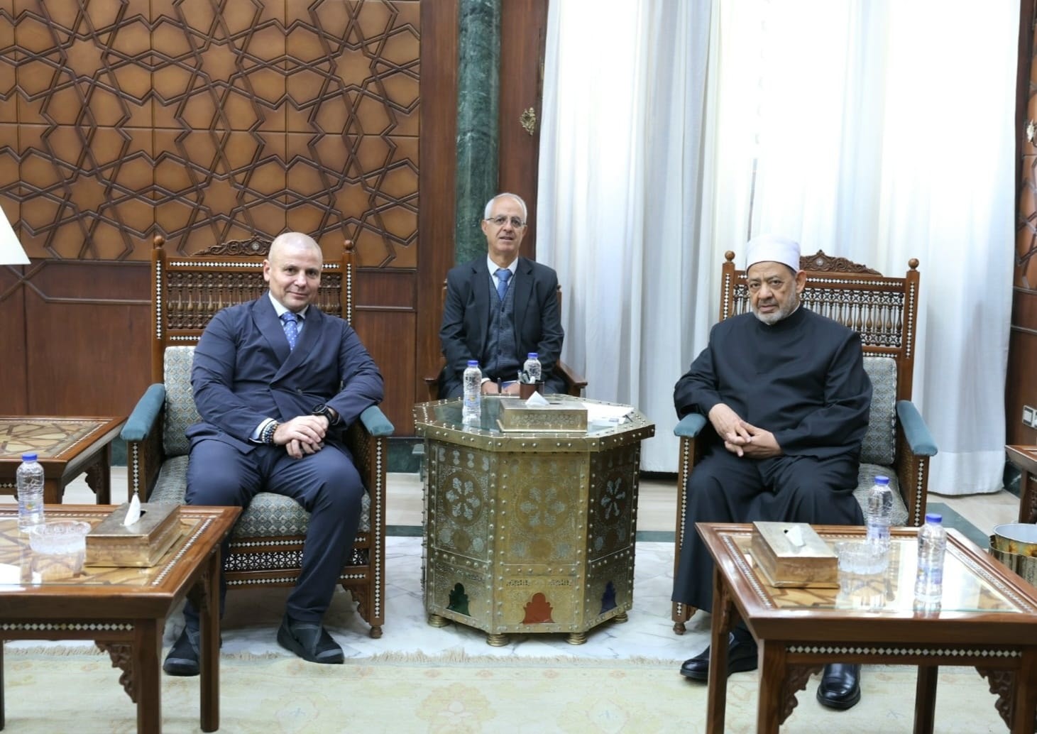 #شيخ_الأزهر يستقبل سفير إيطاليا بالقاهرة ويناقشان تطورات الأوضاع في #غزة.jpg