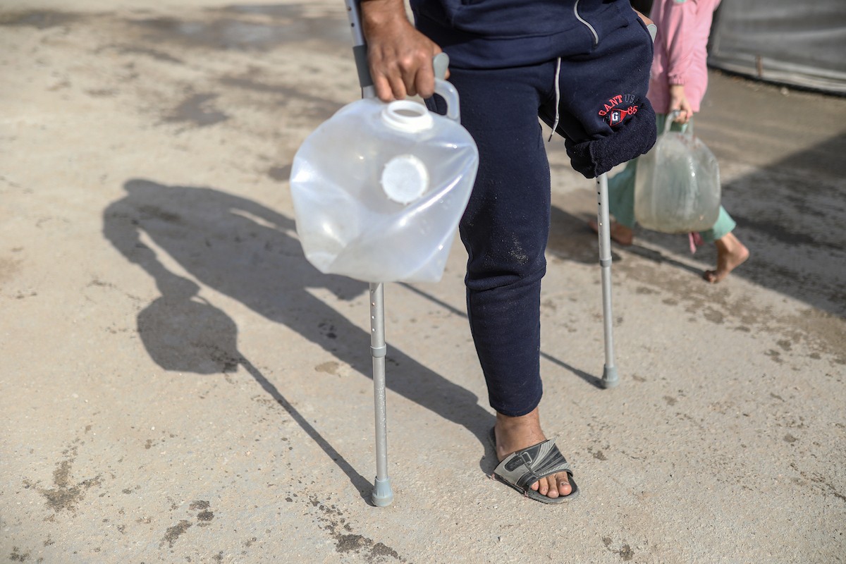 مجدي ريحان، الفلسطيني مبتور الساق، البالغ من العمر 44 عامًا، يعيش مع أطفاله الأربعة في مخيم جباليا شمال غزة بعد استشهاد (4).jpg