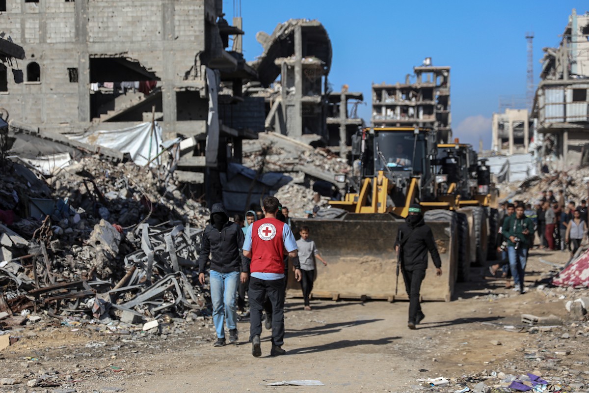 تُجري كتائب القسام واللجنة الدولية للصليب الأحمر ووفد مصري جهود بحث لانتشال جثث أسرى إسرائيليين في جباليا شمال قطاع غزة في الأول من ديسمبر/كانون الأول 2025