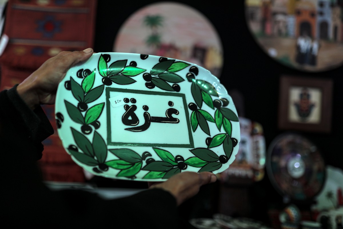 فلسطينيون يحضرون معرضًا يعرض منتجات يدوية من صنع مجموعة من الحرفيين الصم في مدينة غزة