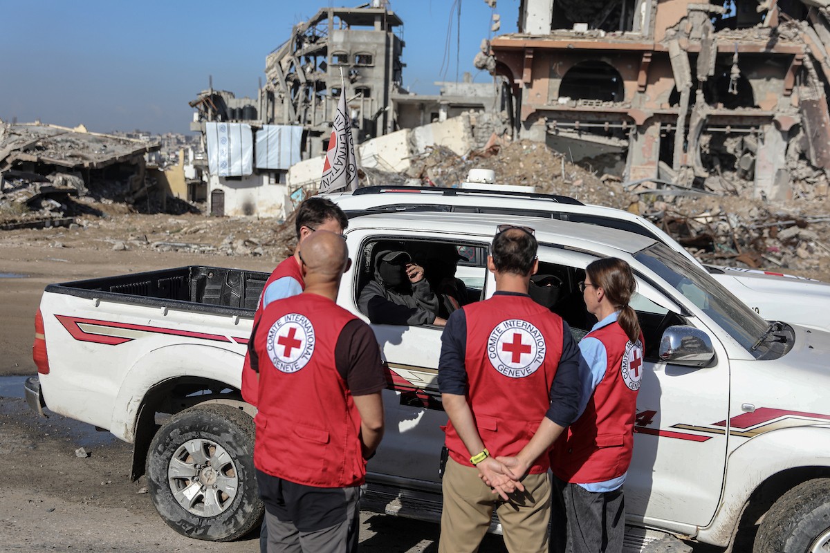 تُجري كتائب القسام واللجنة الدولية للصليب الأحمر ووفد مصري جهود بحث لانتشال جثث أسرى إسرائيليين في جباليا شمال قطاع غزة في الأول من ديسمبر/كانون الأول 2025