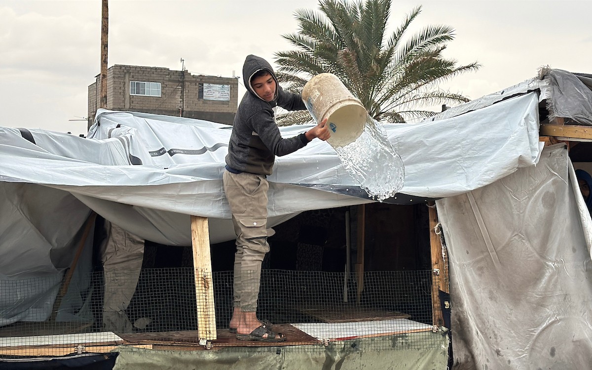 يُعاني الفلسطينيون من الفيضانات التي أعقبت هطول أمطار غزيرة على دير البلح