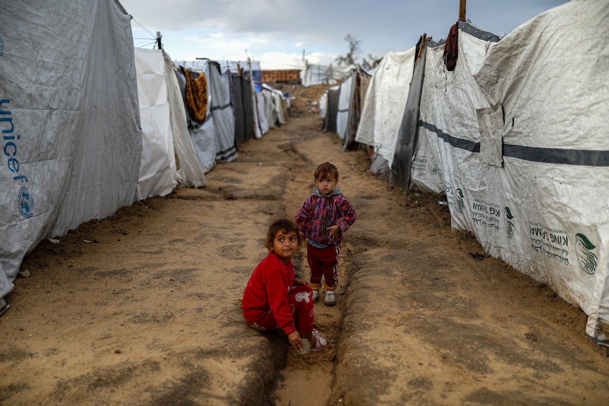 يُعاني النازحون الفلسطينيون من الفيضانات التي اجتاحت خيامهم إثر هطول أمطار غزيرة في غزة، 11 ديسمبر/كانون الأول 2025.