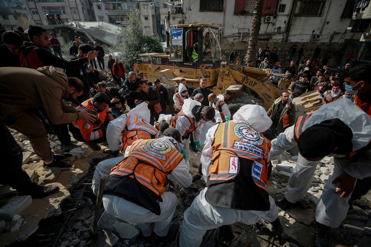 تواصل فرق الدفاع المدني، مستخدمةً آليات مصرية ثقيلة، عمليات البحث للوصول إلى جثث الفلسطينيين الذين سقطوا في هجمات إسرائيلية والمدفونين تحت الأنقاض في مدينة غزة، في 15 ديسمبر/كانون الأول 2025