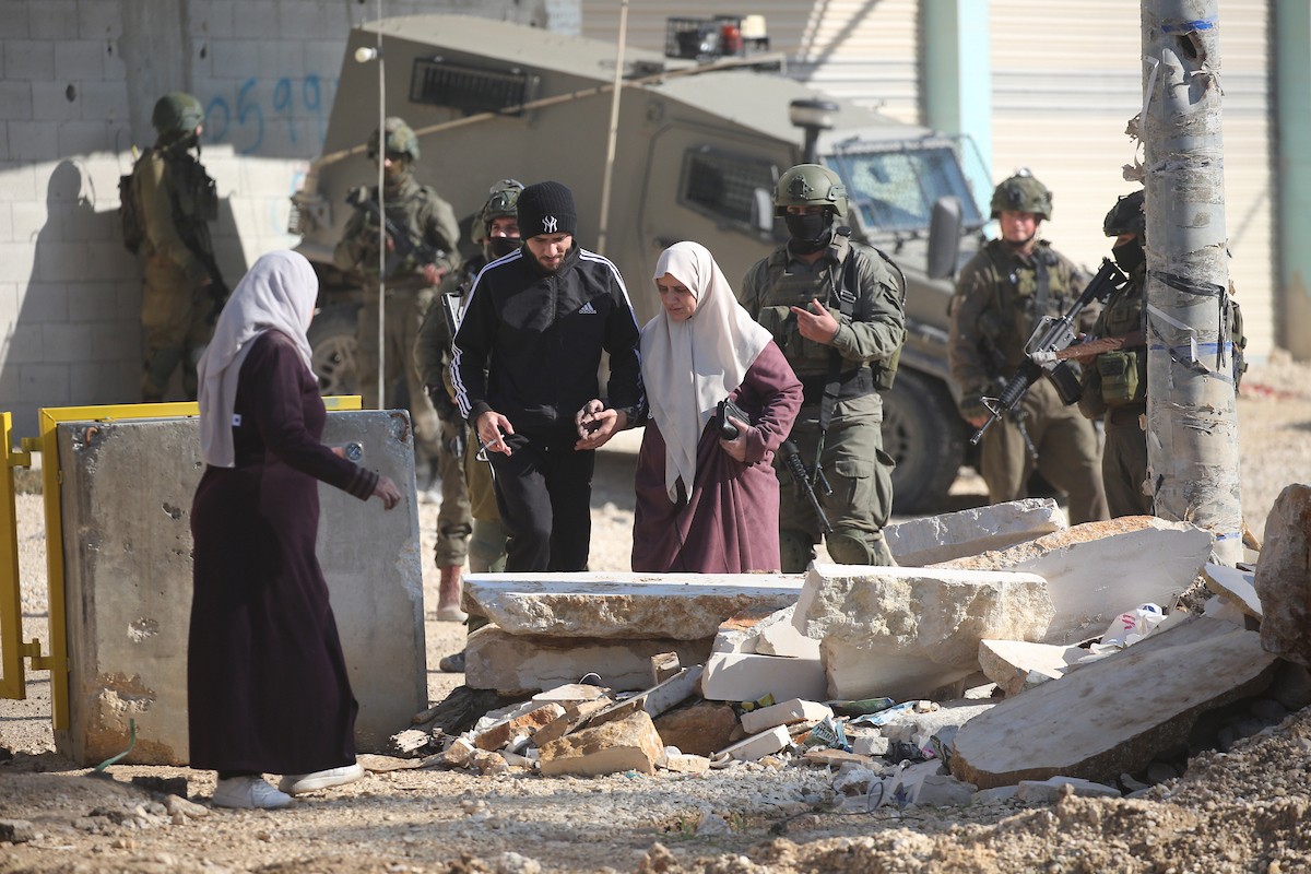فلسطينيون يحملون أمتعتهم بعد إجبارهم على مغادرة منازلهم على يد القوات الإسرائيلية خلال مداهمة مخيم نور شمس للاجئين في طولكرم، بالضفة الغربية المحتلة، في 17 ديسمبركانون الأول 2025. صورة محمد ناصر