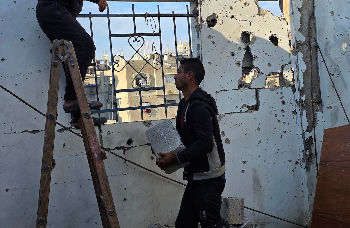 يبني الفلسطينيون بيوتًا طينية في خان يونس جنوب قطاع غزة، مستخدمين أدوات وأساليب بدائية في محاولة لتوفير مأوى آمن لأنفسهم من برد الشتاء القارس