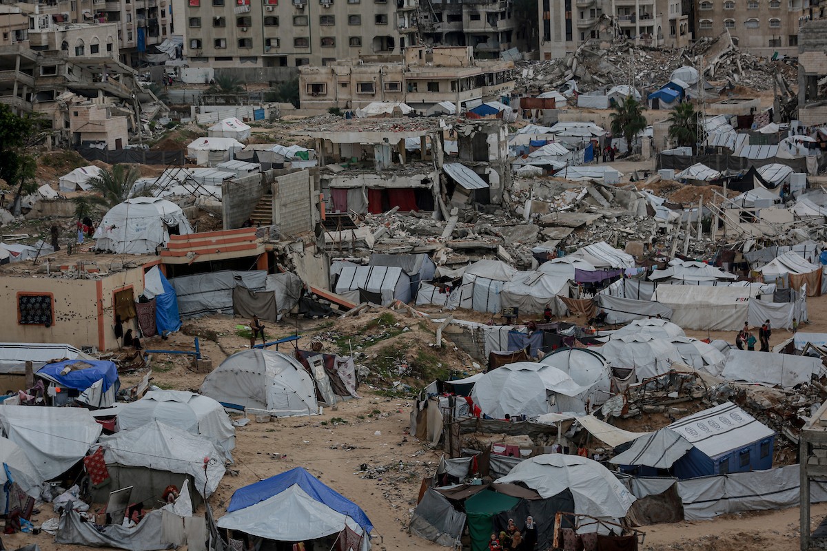 مشاهد عامة لخيام النازحين الفلسطينيين على شاطئ مدينة غزة، 19 ديسمبر/كانون الأول 2025، تصوير: عمر أشتوي