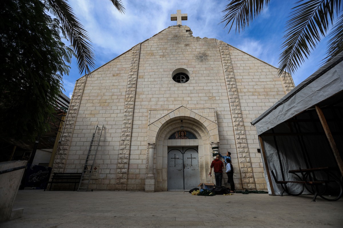 المسيحيون الفلسطينيون يزينون كنيسة دير اللاتين في مدينة غزة، في ظل الظروف الصعبة التي يمر بها القطاع المحاصر، استعدادًا لاحتفالات رأس السنة، ويواصلون استعداداتهم رغم الصعوبات التي يواجهها. 9 ديسمبر/كانون الأول 2025. تصوير: عمر أشتوي