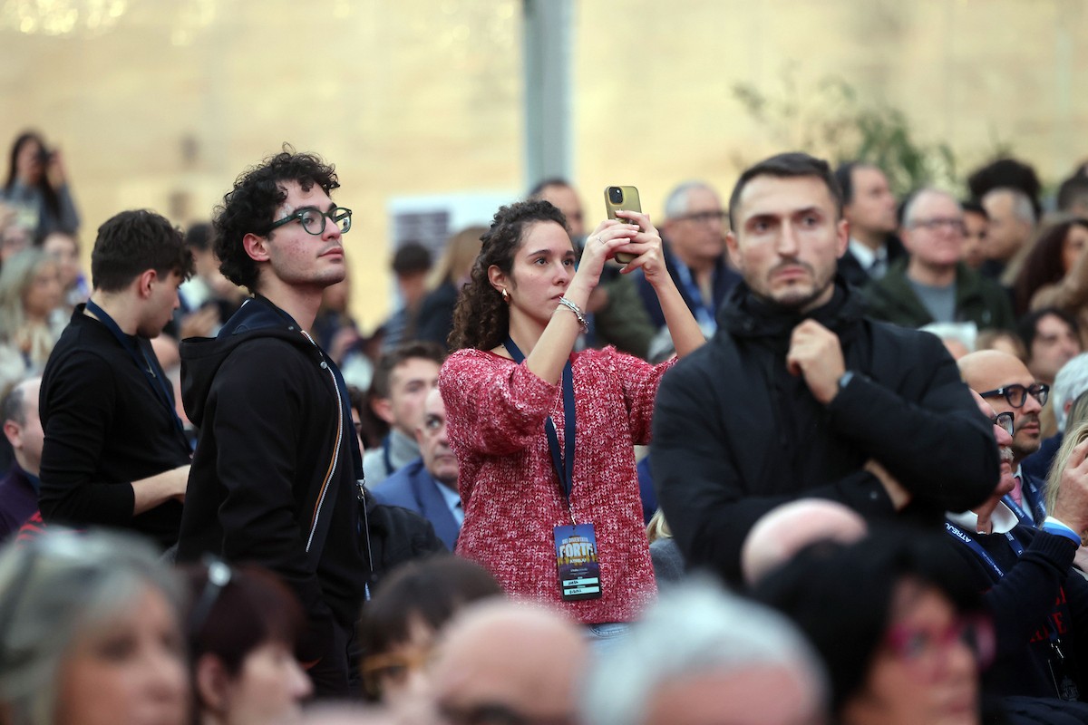 الرئيس الفلسطيني محمود عباس (أبو مازن) يلقي خطاباً في مؤتمر حزب إخوة إيطاليا. روما، إيطاليا، ١٢ ديسمبر/كانون الأول ٢٠٢٥