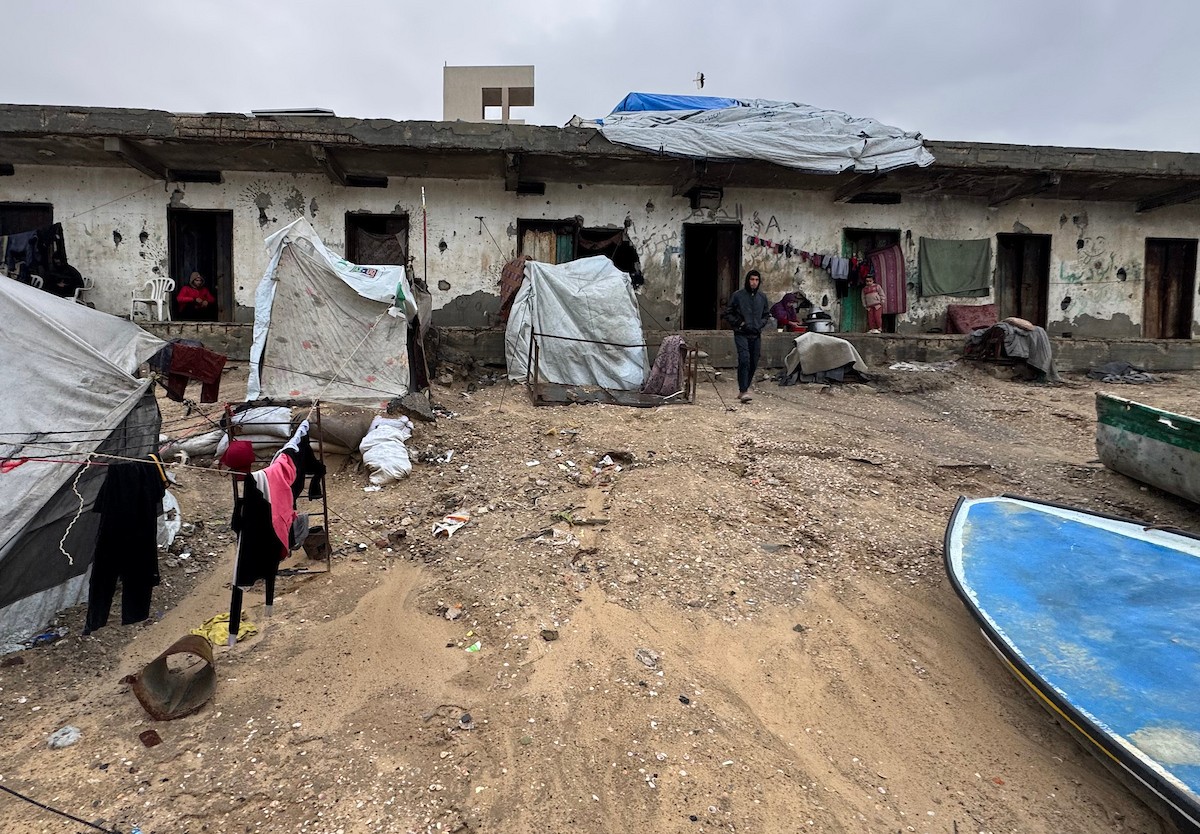 يُعاني الفلسطينيون من الفيضانات التي أعقبت هطول أمطار غزيرة على دير البلح