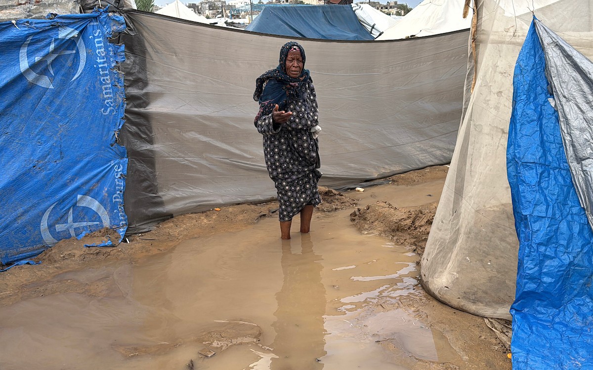 يُكافح الفلسطينيون النازحون، المقيمون في خيام مؤقتة، من أجل البقاء في ظل ظروف قاسية، حيث تجتاح الأمطار والعواصف الشديدة دير البلح، وسط قطاع غزة، في 28 ديسمبركانون الأول 2025. صورة أحمد إبراهيم(APA)