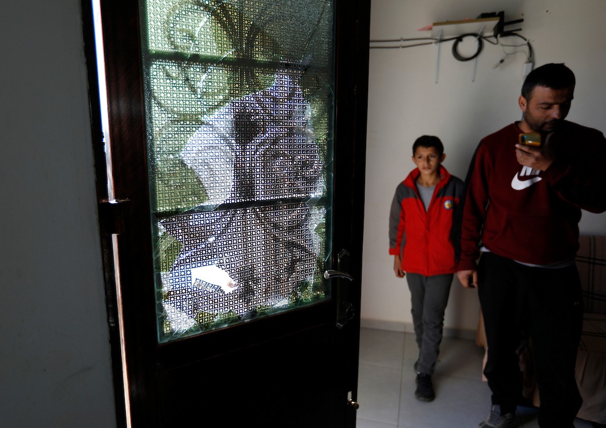 هاجم مستوطنون إسرائيليون عائلة فلسطينية وخربوا ممتلكاتهم في بلدة السموع، جنوب الخليل، 23 ديسمبر/كانون الأول 2025. صور: مأمون وزواز