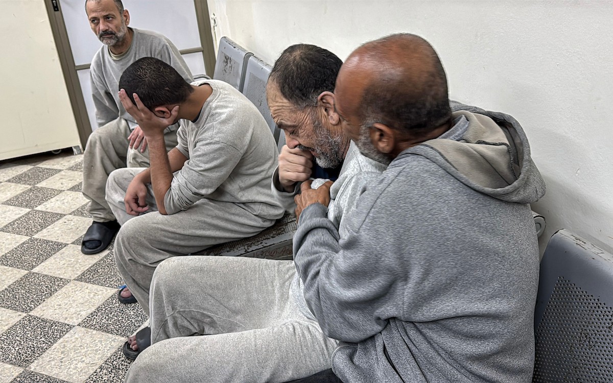 الأسرى الفلسطينيون المفرج عنهم من قبل جيش الاحتلال الإسرائيلي يتم نقلهم إلى مستشفى شهداء الأقصى لإجراء الفحوصات الطبية، الأسرى الفلسطينيون الذين اعتقلهم جيش الاحتلال الإسرائيلي من قطاع غزة خلال توغله البري، دير البلح