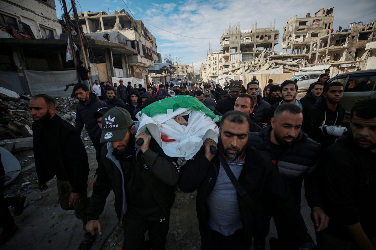 شارك فلسطينيون في موكب جنازة رائد سعيد، القائد البارز في كتائب عز الدين القسام، الجناح العسكري لحركة حماس، وثلاثة من معاونيه، الذين قُتلوا في غارة جوية إسرائيلية في اليوم السابق، في 14 ديسمبر/كانون الأول 2025