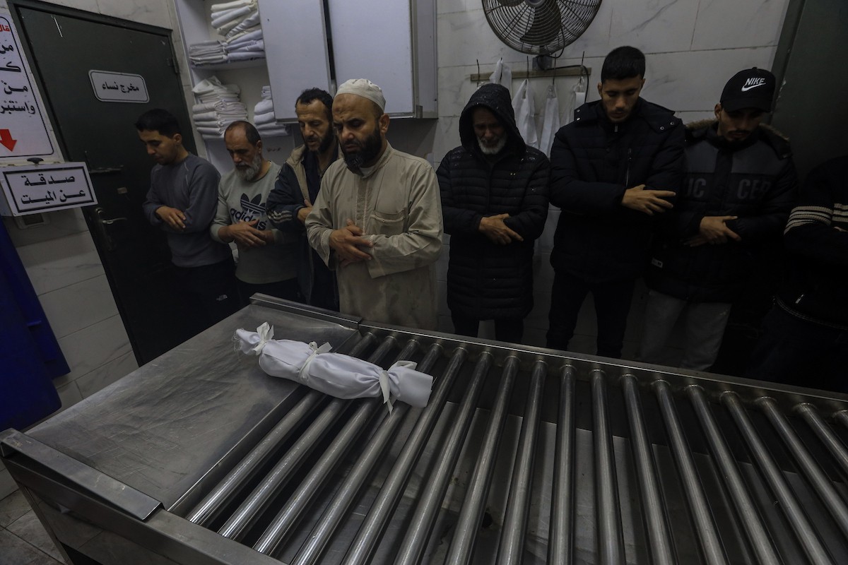 توفي طفل رضيع يبلغ من العمر ثلاثة أشهر، يُدعى تيم الخواجة، كان يعيش في خيمة بمخيم الشاطئ غرب مدينة غزة، نتيجةً لظروف الطقس الباردة في شمال قطاع غزة، في 12 ديسمبر/كانون الأول 2025.