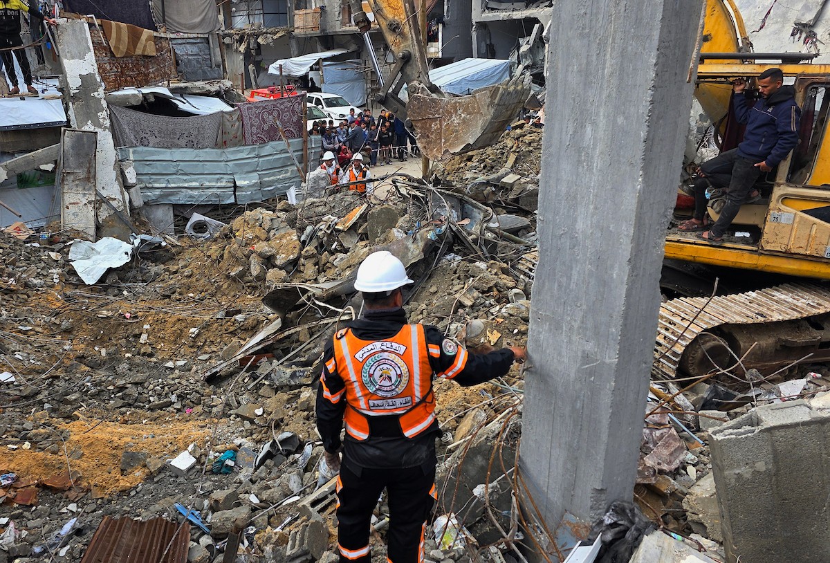 فرق الدفاع المدني تبدأ عمليات البحث عن 55 جثة تحت أنقاض 13 منزلاً دمرها القصف الإسرائيلي في خان يونس، 20 ديسمبر/كانون الأول 2025. صور: طارق محمد/ (APA )