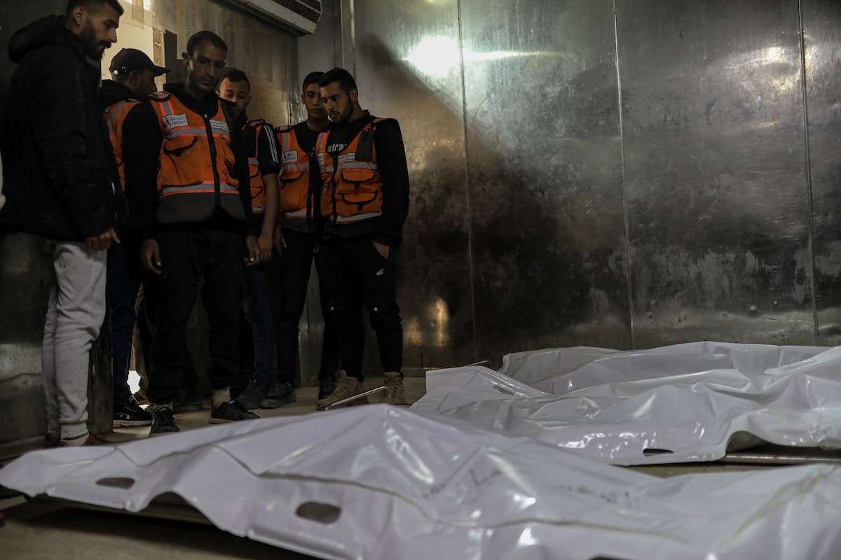 فلسطينيون ينعون ويحملون جثامين عدد من القتلى في غارة إسرائيلية على بيت لاهيا، بينهم أحد عناصر الدفاع المدني، خلال جنازة في مستشفى الشفاء بمدينة غزة