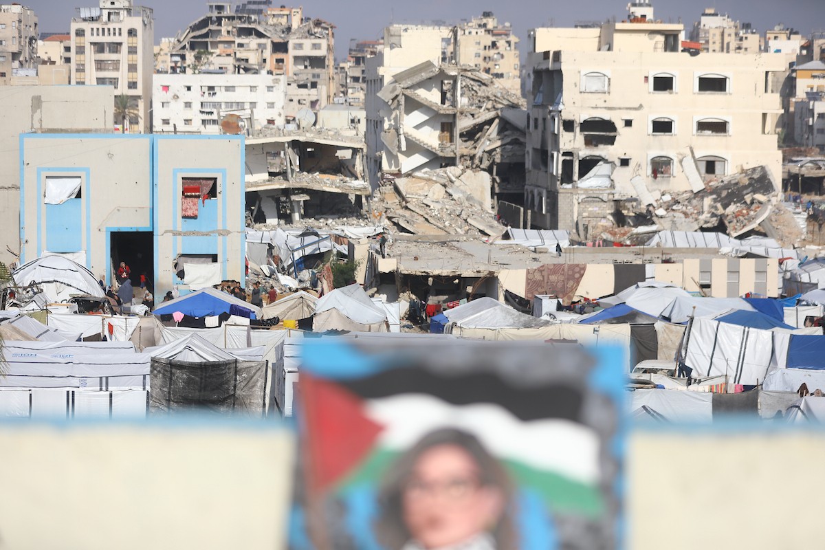 الطفلة النازحة سارة سعدة (14 عامًا) تمارس شغفها الفني بالرسم في خيمتها بمدينة غزة،23 ديسمبر/كانون الأول 2025 تصوير: عمر أشتوي