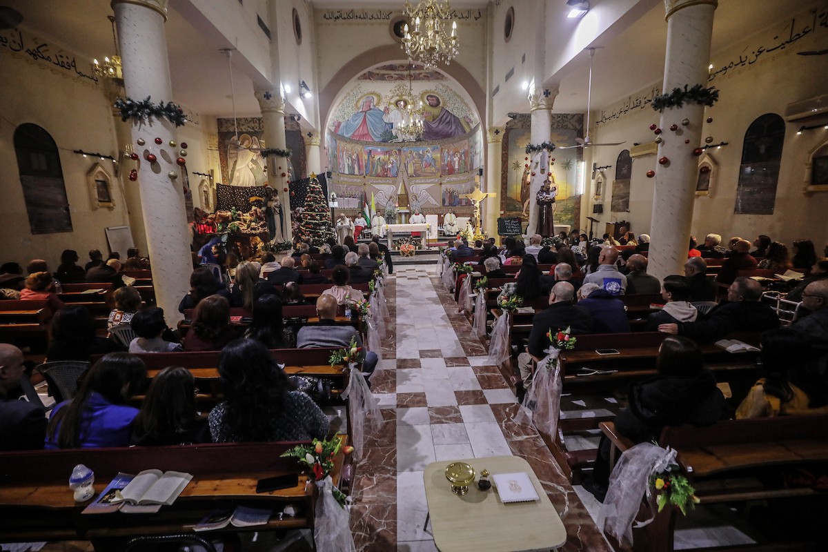 مسيحيون فلسطينيون يحضرون قداس عيد الميلاد في الدير اللاتيني بمدينة غزة في 24 ديسمبر/كانون الأول 2025. صورة: عمر أشتوي