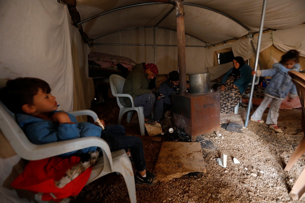 مياه الأمطار تغمر خيمة عائلة حرب التي أقامتها على أنقاض منزلهم الذي هدمه الجيش الإسرائيلي في 9 ديسمبر، في منطقة خلات الفرا، غرب يطا، جنوب الخليل، 29 ديسمبر/كانون الأول 2025. تصوير: مأمون وزواز