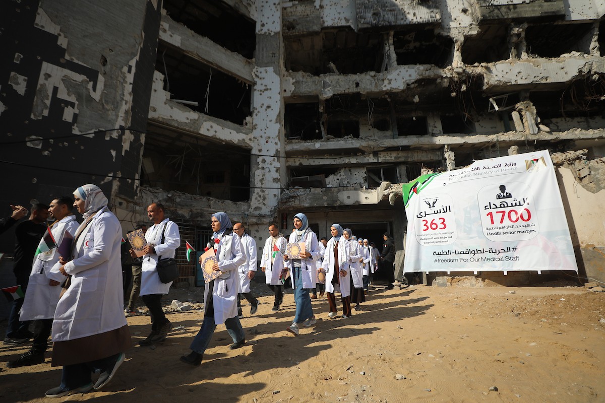 حفل تخرج للأطباء الحاصلين على البورد الفلسطيني في ساحة  الشفاء بمدينة غزة، 25 ديسمبر/كانون الأول 2025.تصوير: عمر أشتوي