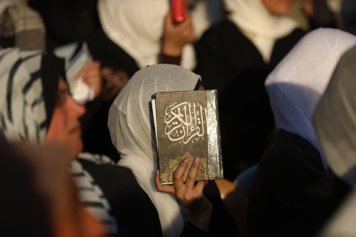 شارك صبية وفتيات في حفل تكريم لحافظي القرآن الكريم في مخيم الشاطئ للاجئين غرب مدينة غزة، حيث تم تكريم 500 حافظ للقرآن، 25 ديسمبر/كانون الأول 2025. تصوير: عمر أشتوي