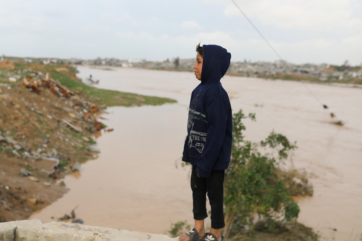 فتح الجيش الإسرائيلي مجرى وادي غزة، مما أدى إلى ارتفاع منسوب المياه إلى مستوى الجسر. وقد فاقم هذا الوضع معاناة العائلات النازحة التي كانت تقيم في خيام بالمنطقة بعد أن فاض الوادي وجرف خيامها، 29 ديسمبر/كانون الأول 2025. صورة: رمزي أبو عامر