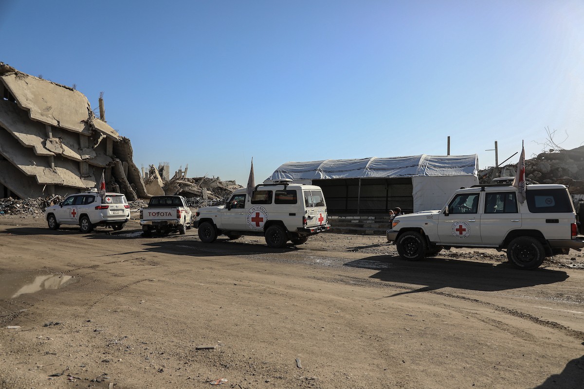 تُجري كتائب القسام واللجنة الدولية للصليب الأحمر ووفد مصري جهود بحث لانتشال جثث أسرى إسرائيليين في جباليا شمال قطاع غزة في الأول من ديسمبر/كانون الأول 2025